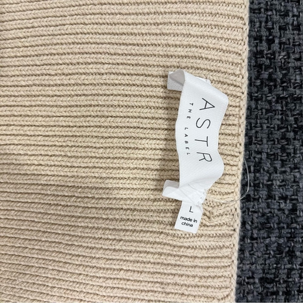 NWOT ASTR the Label Fletcher Ribbed top - Picture 9 of 14